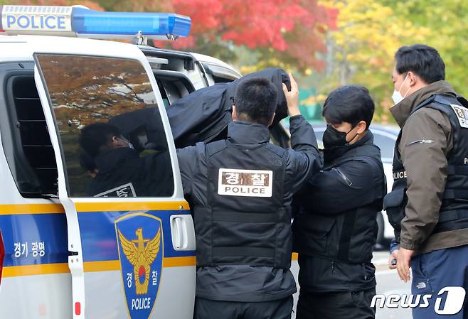 '광명 일가족 살인사건' 용의자 A씨(40대)에 대한 구속 전 피의자심문(영장실질심사)이 열린 28일 오전 경기 안산시 단원구 수원지방법원 안산지원에 도착한 A씨가 호송차에서 내리고 있다. 2022.10.28/뉴스1 ⓒ News1 김영운 기자