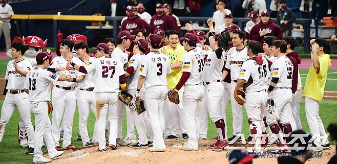 2022 KBO 플레이오프 4차전 LG트윈스와 키움히어로즈의 경기가 28일 고척스카이돔에서 열렸다.  키움 선수들이 한국시리즈 진출을 확정짓고 환호하고 있다. 고척=최문영 기자 deer@sportschosun.com/2022.10.28/