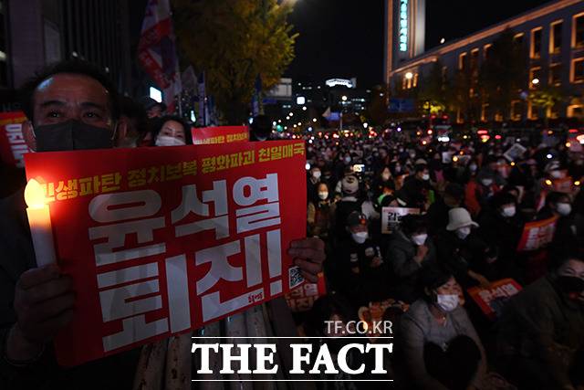 촛불전환행동의 정부 규탄 집회가 29일 오후 서울 종로구 세종대로 일대에서 열린 가운데 참가자들이 손피켓을 들어보이고 있다. /남용희 기자