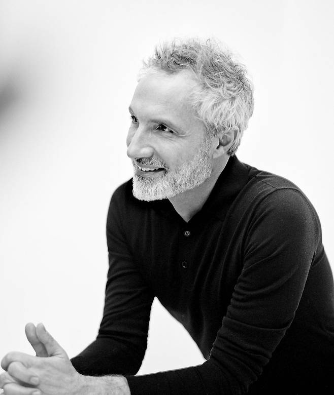 이번에 선보인 재킷부터 가방까지 여러 제품을 들고 기자 앞에서 직접 설명하는 등 애정과 열정을 보였던 롱고네 회장은 능력을 인정받는 CEO이지만 동시에 예술가적 기질도 풍부한 아티스트이기도 하다. 사진에 매료돼 있다는 그는 “카메라 뒤에서는 인생의 여러 경험을 이미지로, 그림자를 감정으로, 빛을 가능성으로, 셔터 속도를 효과로 바꿀 수 있다”며 “언젠가, 직업상 시간이 허락된다면, 사진집을 출간하는 것이 가장 큰 꿈”이라고 말했다. /보테가 베네타 제공