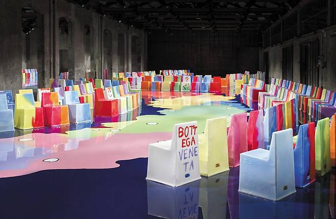 지난 9월 열린 이탈리아 밀라노 SUMMER 2023 컬렉션 쇼 장소. 휴머니스트 건축가이자 디자이너, 아티스트인 가에타노 페세의 다양성을 존중하는 가치관이 담긴 각기 다른 디자인을 가진 400 개의 의자와 런웨이가 연출됐다.