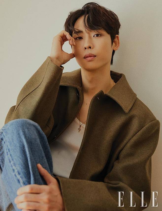 박정우가 입은 코트는 Recto. 슬리브리스 톱은 Bottega Veneta. 팬츠는 Celine. 네크리스는 Dolce & Gabbana.