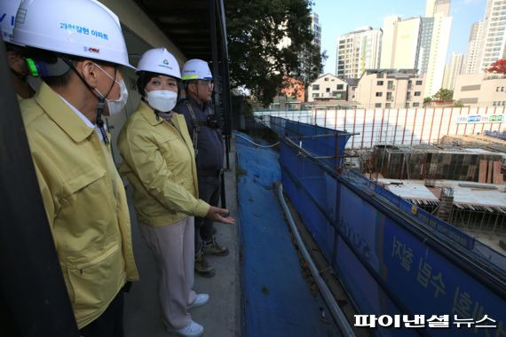 신계용 과천시장 28일 과천한양수자인 아파트 공사현장 방문. 사진제공=과천시