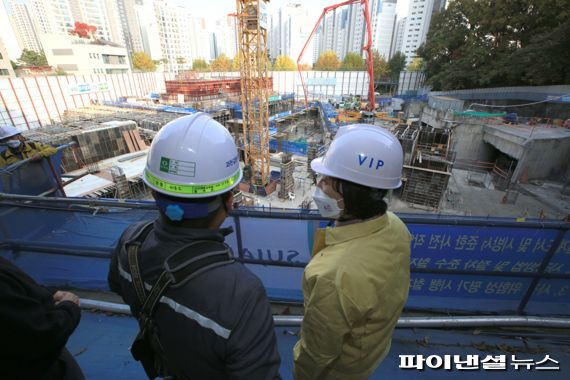 신계용 과천시장 28일 과천한양수자인 아파트 공사현장 방문. 사진제공=과천시