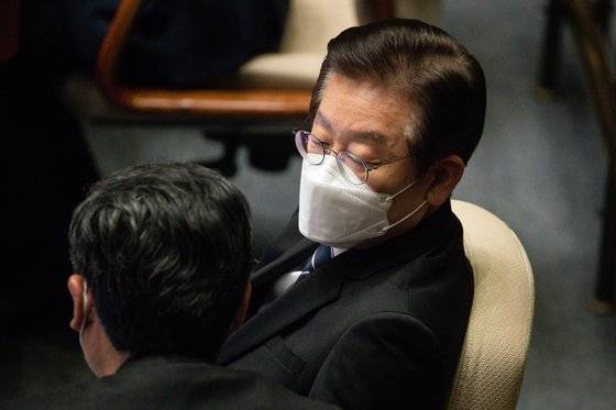 이재명 더불어민주당 대표가 지난 27일 서울 여의도 국회에서 열린 본회의에서 옆자리에 앉은 정청래 당 최고위원과 대화하고 있다. 뉴스1