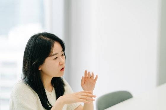 이진주 PD는 '환승연애'를 만드는 일을 "인물의 작은 감정선, 뉘앙스까지 귀기울이는 일"이라고 정의했다. 출연자의 미묘한 표정 변화, 마음의 변화를 일으키는 작은 단서도 놓치지 않으려 애썼다고 했다. 폴인, 송승훈