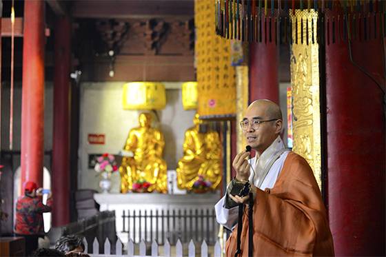 중국 쓰촨성에 있는 한 사찰에서 설명을 하고 있는 자현스님. [사진 자현스님]