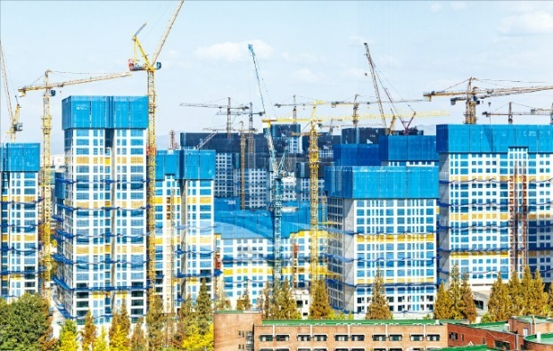 주택 시장 침체로 대규모 재건축·재개발 사업이 줄줄이 지연되면서 올해 서울의 새 아파트 공급이 연초 예상치의 15%에 그치고 있다. 한경DB