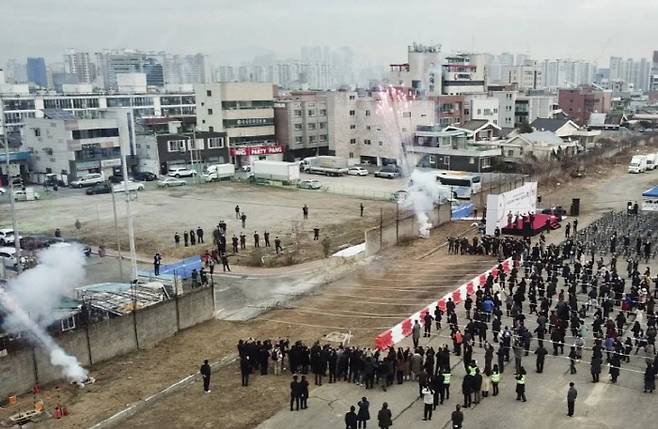 지난해 12월 대구 남구 미군 부대 캠프워커 반환 부지에서 열린 `시민과 함께 허무는 100년의 벽` 행사 모습. [사진 = 대구 남구청]