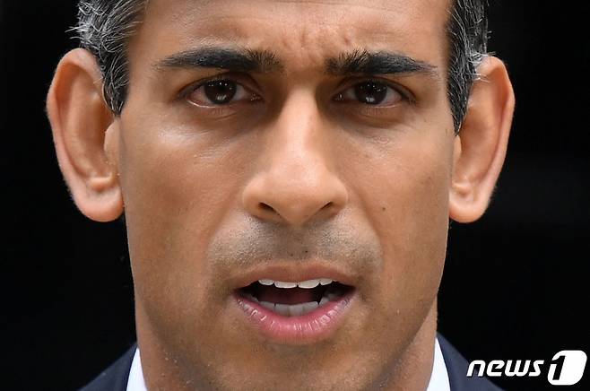 (런던 AFP=뉴스1) 우동명 기자 = 리시 수낵 영국 총리가 25일(현지시간) 런던 다우닝가 10번지 총리 관저 앞에서 첫 대국민 연설을 하고 있다. ⓒ AFP=뉴스1 Copyright (C) 뉴스1. All rights reserved. 무단 전재 및 재배포 금지.