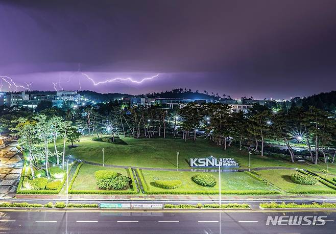 국립군산대학교 캠퍼스 야경(사진=군산대 제공)