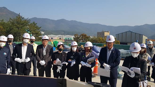 [거제=뉴시스] 신정철 기자= 거제시의회 행정복지위원회(위원장 김동수)는 지난 17일, 18일, 28일 등 총 3일에 걸쳐 위원회 소관 주요사업장 현지 확인을 실시했다.사진은 공공하수처리시설 현지 점검 모습이다.(사진=거제시의회 제공).2022.10.29. photo@newsis.com *재판매 및 DB 금지