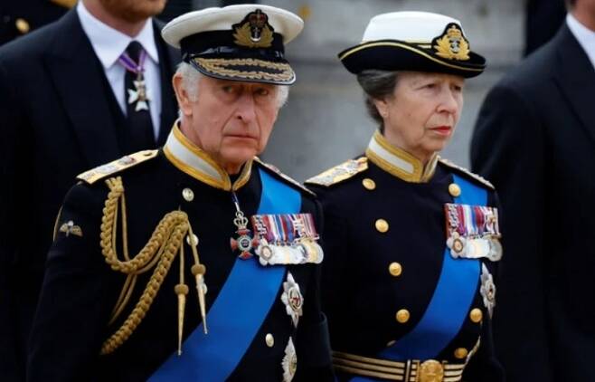 지난 9월 서거한 엘리자베스 2세 영국 여왕의 장례식에서 새 국왕 찰스 3세(왼쪽)가 해군 최고 지휘관의 복장을 갖춰 입은 모습. 오른쪽 그의 여동생 앤 공주도 해군 제독 차림이다. 찰스 3세는 젊은 시절 영국 해군과 공군에서 복무했다. 세계일보 자료사진