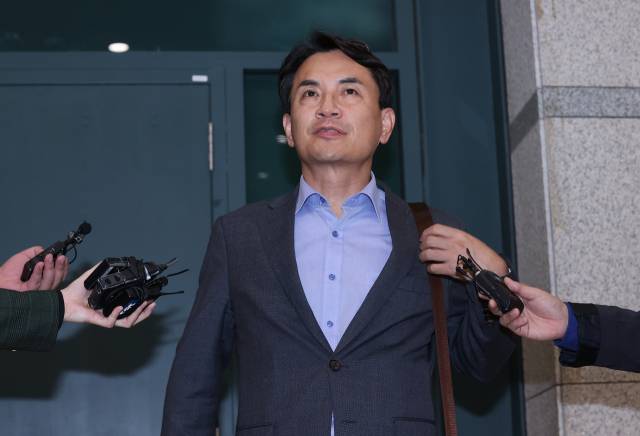 김진태 강원도지사가 27일 인천국제공항 제1여객터미널을 통해 귀국한 뒤 취재진 질문에 답하고 있다./연합뉴스