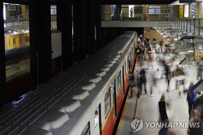 에너지난을 겪고 있는 폴란드의 지하철역 [AP 연합뉴스 자료 사진. 재판매 및 DB 금지]