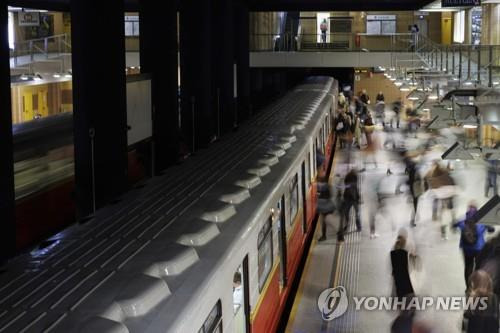 에너지난 겪는 폴란드의 지하철역  [AP 연합뉴스 자료 사진. 재판매 및 DB 금지]