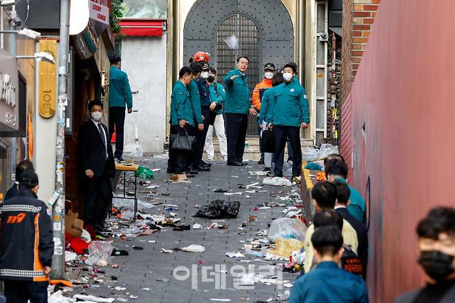 핼러윈을 앞두고 이태원 일대에 대형 압사 참사가 발생한 30일 서울 용산구 이태원 일대를 찾은 윤석열 대통령이 현장을 둘러보고 있다. (사진=방인권 기자)