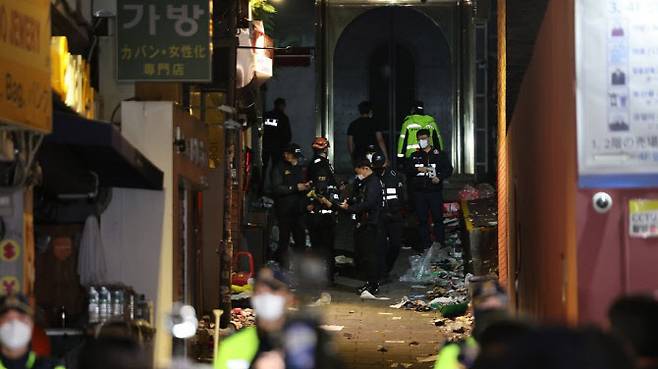 소방당국 관계자들이 30일 오전 서울 용산구 이태원 핼러윈 인명사고 현장을 조사하고 있다.(사진=연합뉴스)