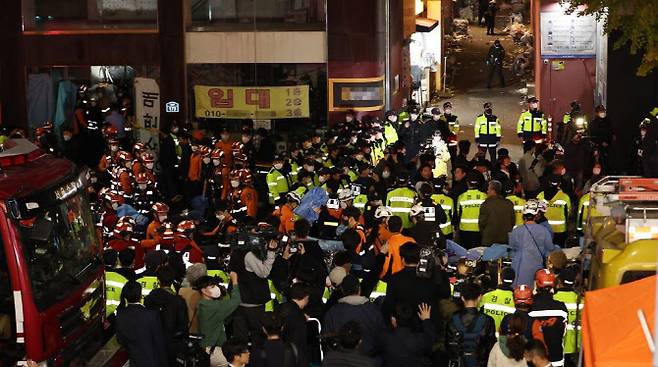 30일 오전 서울 용산구 이태원 핼러윈 인명사고 현장에서 구조대원 등이 구조활동을 하고 있다.(사진=연합뉴스)