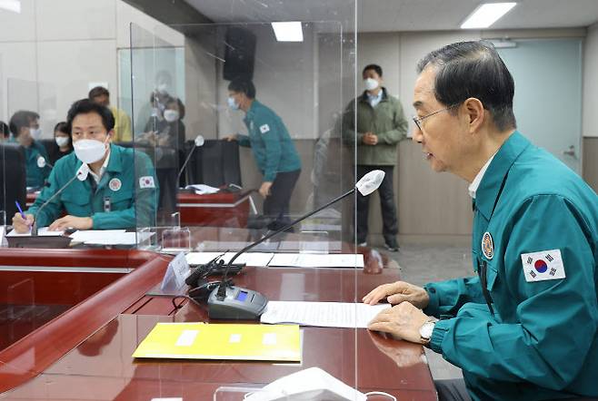 한덕수 국무총리와 오세훈 서울시장이 30일 오후 서울시청에서 용산구 이태원 핼러윈 인파 압사 사고와 관련한 상황 점검을 하고 있다. (사진=연합뉴스)