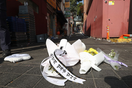 오늘(30일) 오후 서울 용산구 이태원 압사 사고 현장에 꽃이 놓여 있는 모습. 〈사진-연합뉴스〉