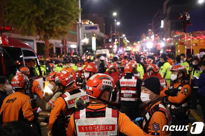 29일 밤 서울 용산구 이태원 한복판에서 심정지 환자가 대규모로 발생했다. 3년 만에 첫 '야외 노마스크' 핼러윈을 맞아 인파가 몰리면서 대규모 압사사고가 일어난 것으로 추정된다. 소방청은 이날 오후 11시13분 이태원에서 압사 추정 사고가 발생함에 따라 대응 3단계로 격상한다고 밝혔다. 사진은 20일 사고가 발생한 서울 용산구 이태원 사고현장에서 소방구급 대원들이 현장을 수습하고 있는 모습. 2022.10.30/뉴스1 ⓒ News1 장수영 기자