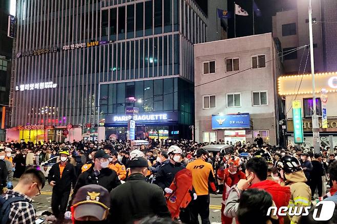 29일 밤 서울 용산구 이태원 한복판에서 심정지 환자가 대규모로 발생했다. 3년 만에 첫 '야외 노마스크' 핼러윈을 맞아 인파가 몰리면서 대규모 압사사고가 일어난 것으로 추정된다. 소방청은 이날 오후 11시13분 이태원에서 압사 추정 사고가 발생함에 따라 대응 3단계로 격상한다고 밝혔다. 20일 사고가 발생한 서울 용산구 이태원 거리가 소방대원들과 시민들로 어수선한 모습을 보이고 있다.(독자 제공) 2022.10.30/뉴스1 ⓒ News1 민경석 기자