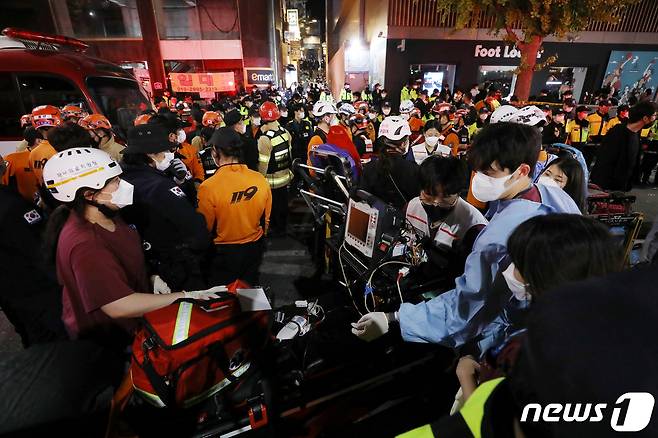 30일 새벽 서울 용산구 이태원 일대에서 의료진과 경찰, 소방대원들이 대규모 압사사고가 발생한 지역을 수습하고 있다. 소방당국은 핼러윈 데이를 맞아 이태원에 인파가 몰리명서 압사 사고가 발생한 것으로 추정하고 있다.2022.10.30/뉴스1 ⓒ News1 민경석 기자