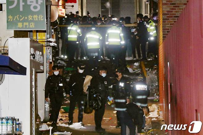 30일 오전 서울 용산구 이태원 일대에서 경찰 과학수사대원들이 압사 사고 현장을 조사하고 있다. 소방당국은 이번 사고로 오전 6시 기준 149명이 숨지고 150명이 부상했다고 밝혔다. 2022.10.30/뉴스1 ⓒ News1 민경석 기자