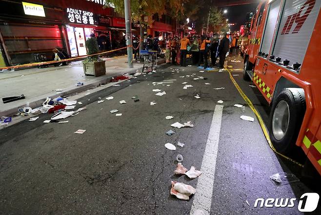 29일 밤 서울 용산구 이태원 한복판에서 심정지 환자가 대규모로 발생했다. 3년 만에 첫 '야외 노마스크' 핼러윈을 맞아 인파가 몰리면서 대규모 압사사고가 일어난 것으로 추정된다.사진은 20일 사고가 발생한 서울 용산구 이태원 사고현장에서 경찰 및 소방구급 대원들이 현장을 수습하고 있는 모습. 2022.10.30/뉴스1 ⓒ News1 장수영 기자
