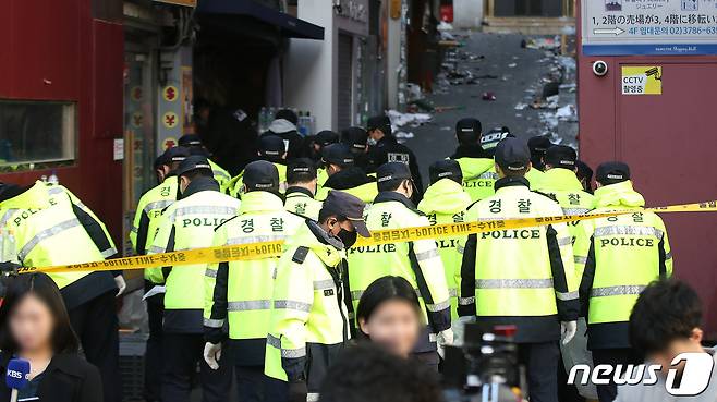 30일 오전 서울 용산구 이태원 일대에서 경찰이 압사 사고 현장을 조사하고 있다. 이태원 압사사고로 발생한 인명피해는 이날 오전 6시 기준 현재 사망 149명, 중상 19명, 경상 57명이다. 2022.10.30/뉴스1 ⓒ News1 임세영 기자