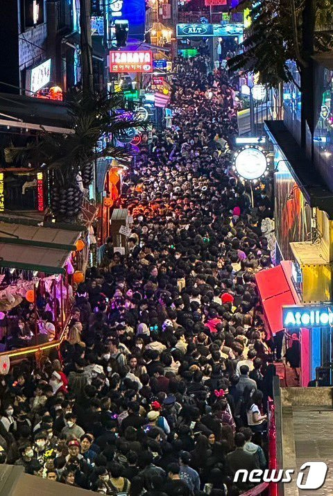 사진은 이날 사고가 발생한 용산구 이태원의 모습. (인터넷 갈무리)2022.10.30/뉴스1 ⓒ News1 정진욱 기자