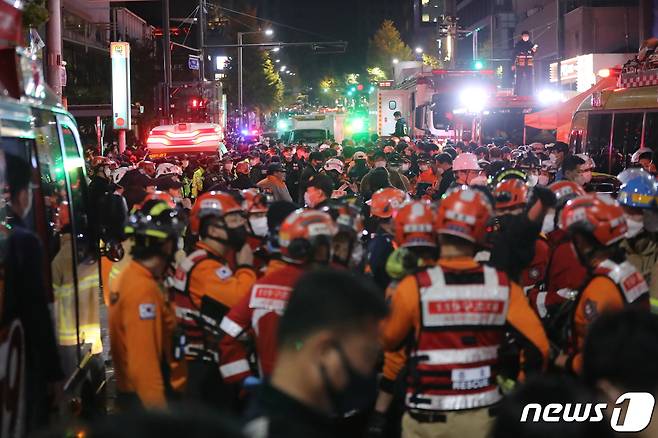 사진은 30일 사고가 발생한 서울 용산구 이태원 사고현장에서 소방구급 대원들이 현장을 수습하고 있는 모습. 2022.10.30/뉴스1 ⓒ News1 장수영 기자