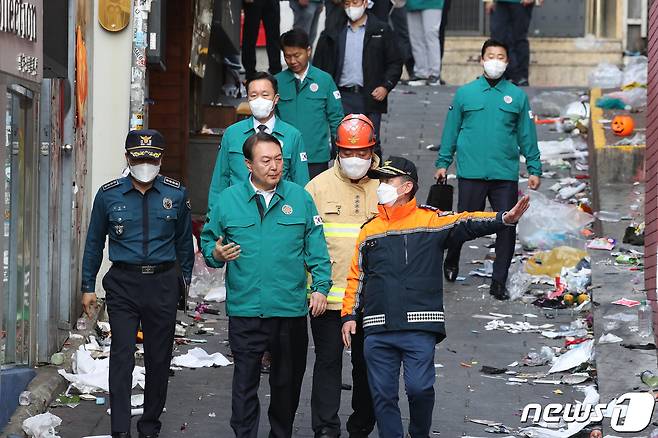 윤석열 대통령이 30일 오전 서울 용산구 이태원 핼러윈 압사사고 현장을 찾아 소방과 경찰의 설명을 들으며 살펴보고 있다. 윤 대통령은 이날 대국민 담화를 통해 "오늘부터 사고 수습이 일단락될 때까지 국가애도기간으로 정하고 국정의 최우선순위를 본 건 사고의 수습과 후속조치에 두겠다＂고 말했다. 2022.10.30/뉴스1 ⓒ News1 임세영 기자