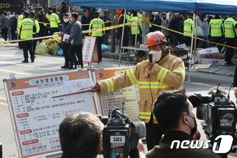 30일 오전 서울 용산구 이태원 압사 사고 현장 인근에서 소방 관계자가 브리핑을 하고 있다. 이태원 압사사고로 발생한 인명피해는 이날 현재 사망 151명, 중상 19명, 경상 63명이다. 2022.10.30/뉴스1 ⓒ News1 임세영 기자