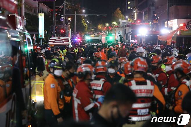 29일 밤 서울 용산구 이태원 한복판에서 심정지 환자가 대규모로 발생했다. 3년 만에 첫 '야외 노마스크' 핼러윈을 맞아 인파가 몰리면서 대규모 압사사고가 일어난 것으로 추정된다. 소방청은 이날 오후 11시13분 이태원에서 압사 추정 사고가 발생함에 따라 대응 3단계로 격상한다고 밝혔다. 사진은 30일 사고가 발생한 서울 용산구 이태원 사고현장에서 경찰 및 소방구급 대원들이 현장을 수습하고 있는 모습. 2022.10.30/뉴스1 ⓒ News1 장수영 기자