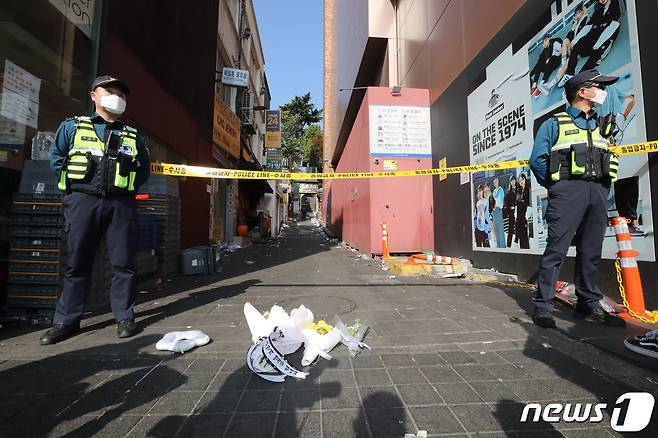 30일 오후 서울 용산구 이태원 압사 사고 현장 인근에 한 시민이 두고 간 꽃이 놓여져 있다. 이태원 압사사고로 발생한 인명피해는 이날 현재 사망 151명, 중상 19명, 경상 63명이다. 2022.10.30/뉴스1 ⓒ News1 임세영 기자