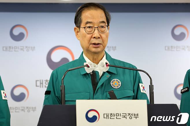 한덕수 국무총리가 30일 오전 서울 종로구 세종대로 정부서울청사에서 애도를 표하는 검은 리본을 패용한 채 이태원 참사 관련 정부의 대응방안을 브리핑하고 있다. 2022.10.30/뉴스1 ⓒ News1 이동해 기자