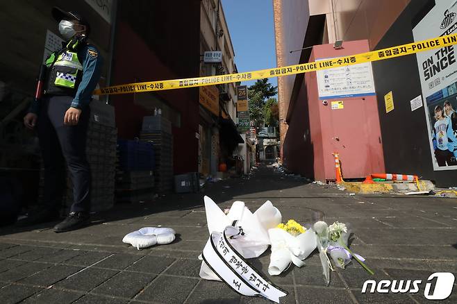 30일 오후 서울 용산구 이태원 압사 사고 현장 인근에 한 시민이 두고 간 꽃이 놓여져 있다. 이태원 압사사고로 발생한 인명피해는 이날 현재 사망 151명, 중상 19명, 경상 63명이다. 2022.10.30/뉴스1 ⓒ News1 임세영 기자