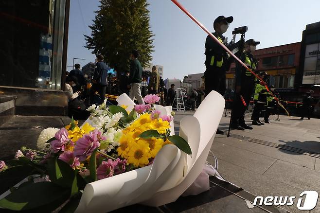 30일 오후 서울 용산구 이태원 압사 사고 현장 인근에 한 시민이 두고 간 꽃이 놓여져 있다. 이태원 압사사고로 발생한 인명피해는 이날 현재 사망 151명, 중상 19명, 경상 63명이다. 2022.10.30/뉴스1 ⓒ News1 임세영 기자