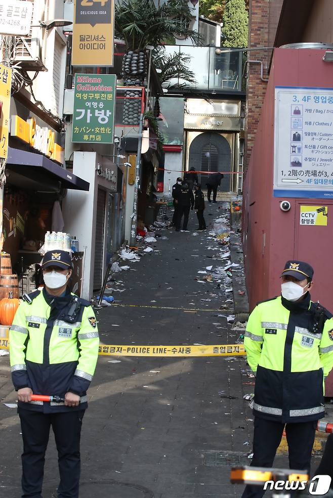 30일 오전 서울 용산구 이태원 일대에서 경찰 과학 수사대가 압사 사고 현장을 조사하고 있다. 이태원 압사사고로 발생한 인명피해는 이날 오전 9시40분 기준 사망자가 151명, 부상자가 82명(중상 19명, 경상 63명)이다. 2022.10.30/뉴스1 ⓒ News1 임세영 기자