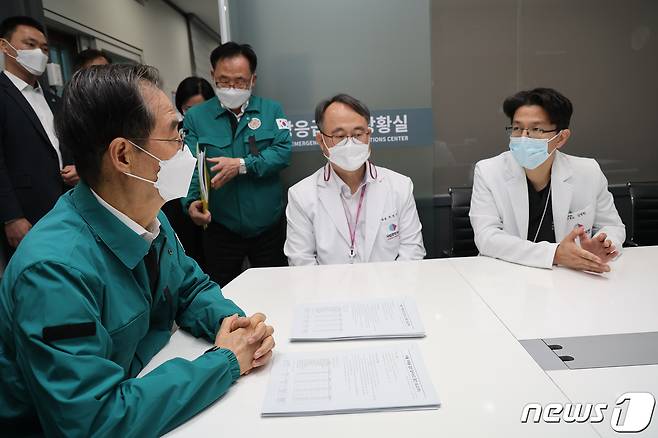 한덕수 국무총리가 30일 '이태원 압사 참사' 관련 사상자들이 이송된 서울 중구 국립중앙의료원 상황실을 방문해 대처상황을 보고 받고 있다. 2022.10.30/뉴스1 ⓒ News1 청사사진기자단