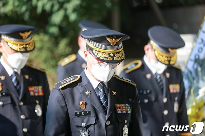 김광호 서울경찰청장과 서울경찰청 지위부가 21일 오전 서울 종로구 청운동 자하문 고개에 위치한 故 최규식 경무관 동상과 故정종수 경사 흉상을 방문해 참배하고 있다. (서울경찰청 제공) 2022.10.21/뉴스1