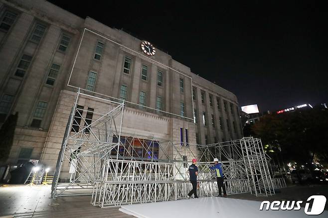 30일 오후 중구 서울시청 앞 서울광장에서 관계자들이 '이태원 참사' 희생자 합동분향소를 설치하고 있다. 2022.10.30/뉴스1 ⓒ News1 박세연 기자