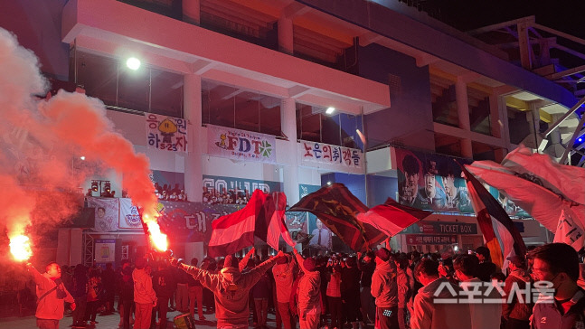 대전하나시티즌 서포터가 29일 오후 대전월드컵경기장 남문광장에서 홍염에 불을 붙이며 승격을 축하하고 있다.대전 | 정다워기자