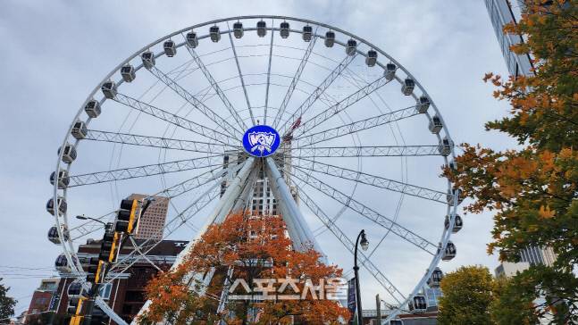 중앙에 롤드컵 로고가 새겨진 ‘스카이뷰 애틀랜타 관람차’. &nbsp;애틀랜타=김민규 기자 kmg@sportsseoul.com