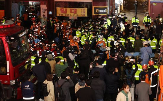 지난 29일 발생한 서울 용산구 이태원 핼러윈 인명사고 현장에서 구급대원들이 구조활동을 벌이고 있는 모습. 사진=연합뉴스