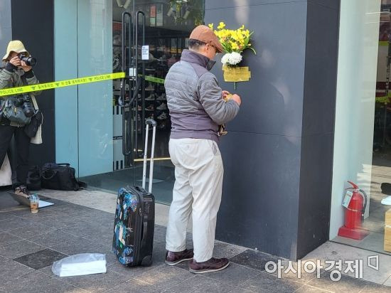 29일 밤 서울 용산구 이태원에서 대규모 압사 사고가 발생한 이튿날 사고 현장에 시민들이 하나둘 꽃다발을 들고와 추모하고 있다.