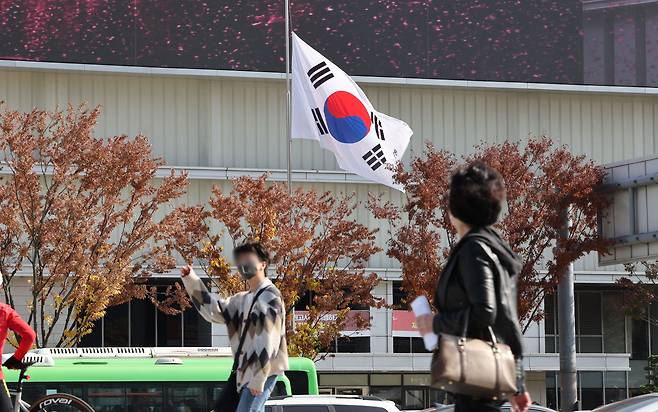 윤석열 대통령이 이태원 압사 참사 사고수습이 마무리될 때까지를 국가애도기간으로 정한 30일 오후 서울 종로구 대한민국역사박물관에 조기가 게양돼 있다. /연합뉴스