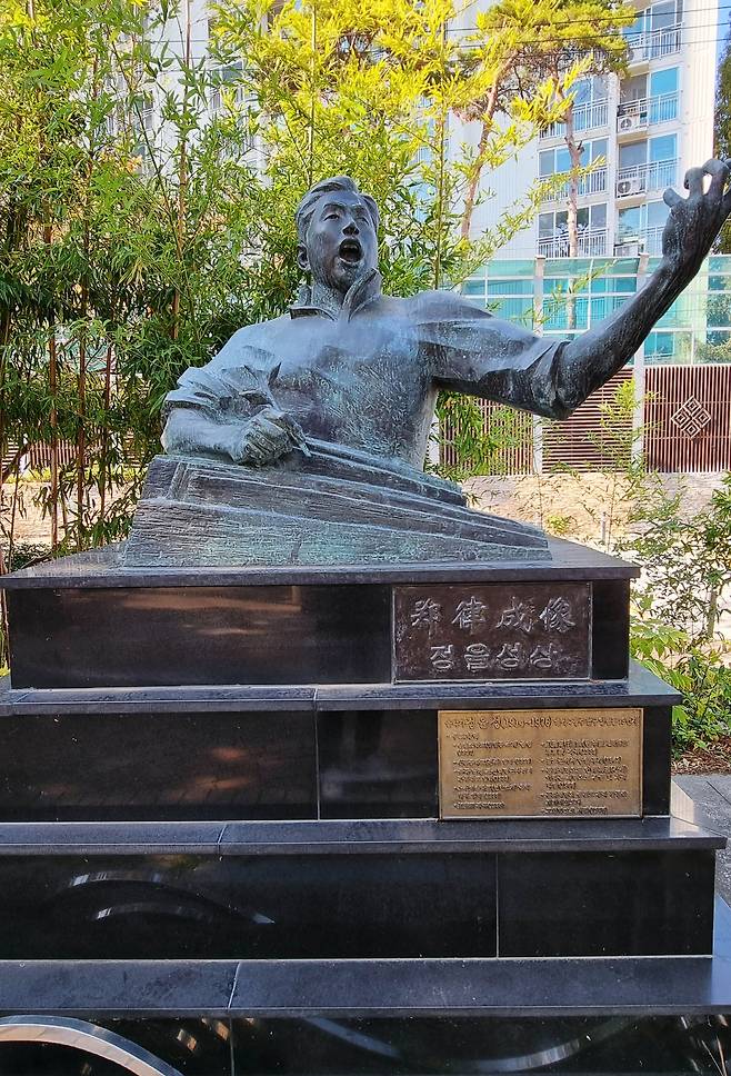 광주 정율성로 입구 소공원에 설치된 정율성 흉상. /박종인 기자